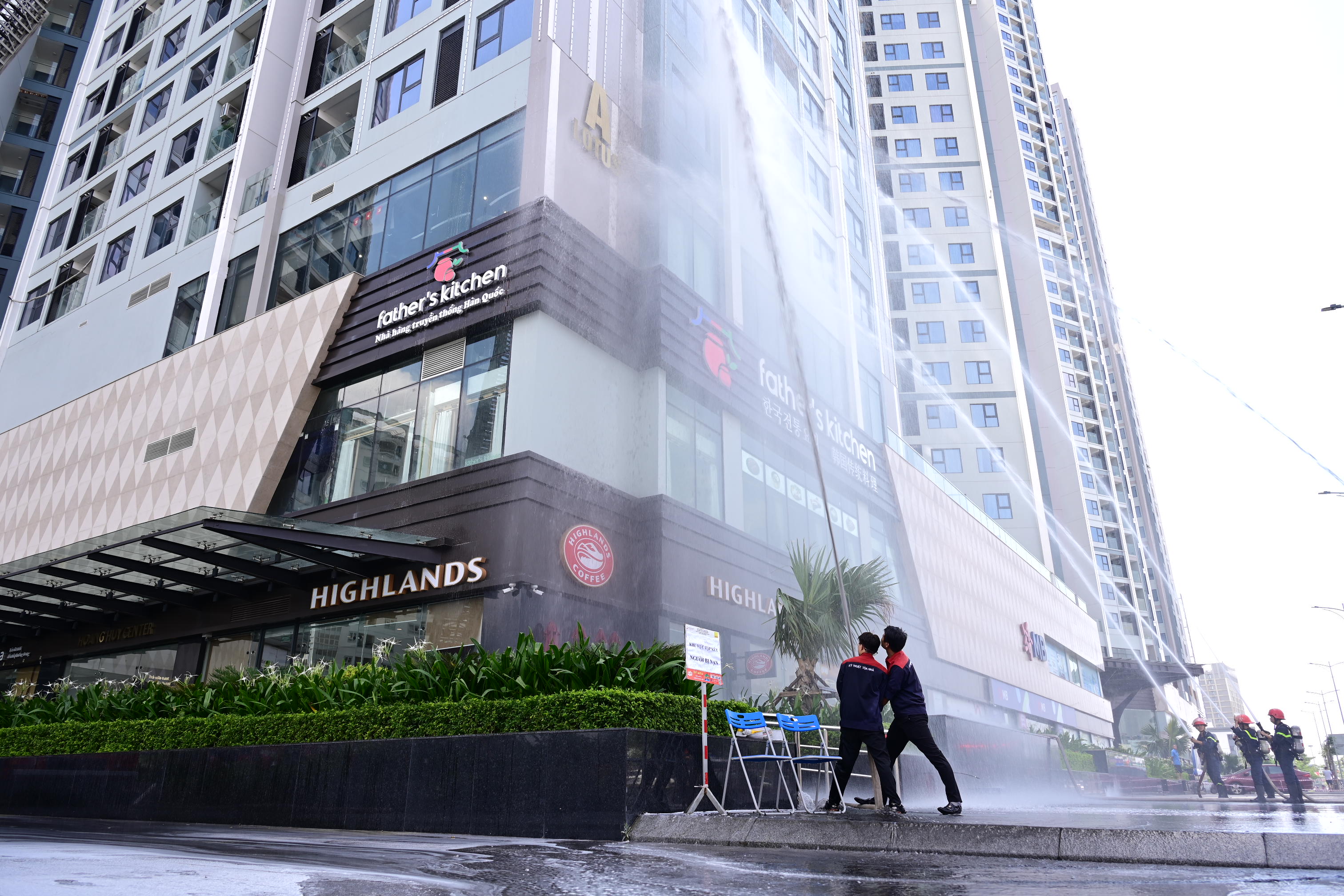 Diễn tập PCCC và CNCH tại chung cư Hoàng Huy Commerce (phường Lê Chân)